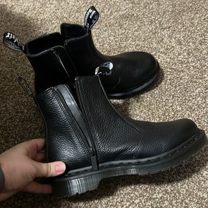 Dr Martens 2976 WOMEN'S LEATHER ZIPPER CHELSEA BOOTS